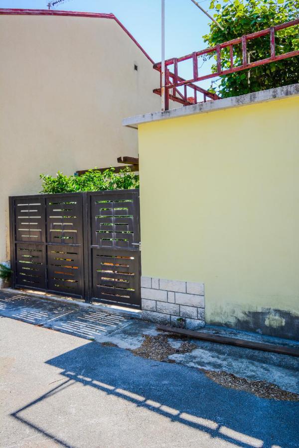 Apartment Grey&Yellow ザダル エクステリア 写真